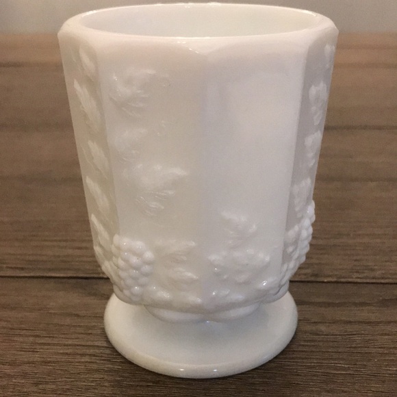 Westmoreland vintage grape pattern drinking glass and two unmarked ashtrays - Picture 3 of 11